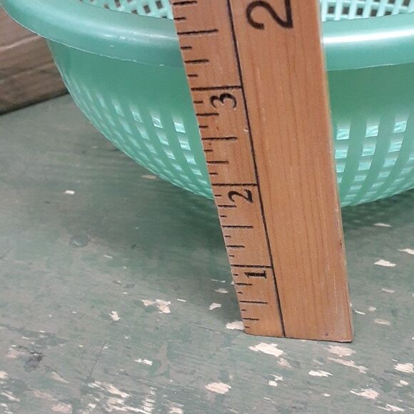 4 pc bundle; Covered fruit/veggie tray, cutting board, & set of 2 strainers - Picture 10 of 12